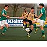 Umzingelt: Vier Spieler der SG Wallhausen (in grünen Trikots) haben zwei Planiger in die Mitte genommen.