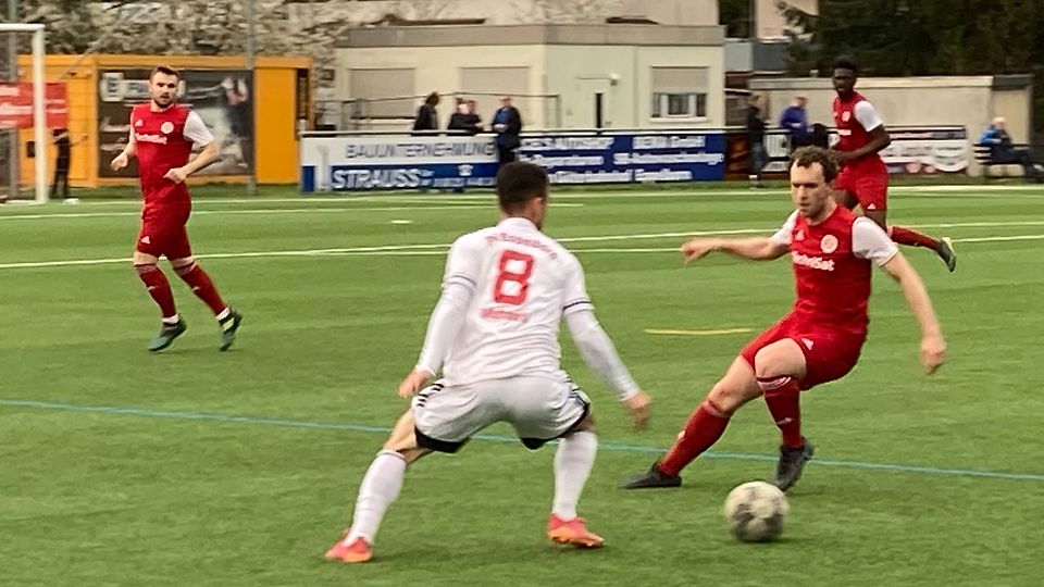 Keine Punkte im Saarland: Lucas Abend (rechts) und der FSV Salmrohr kassierten kurz vor Schluss den entscheidenden Treffer zur 1:2-Niederlage in Eppelborn