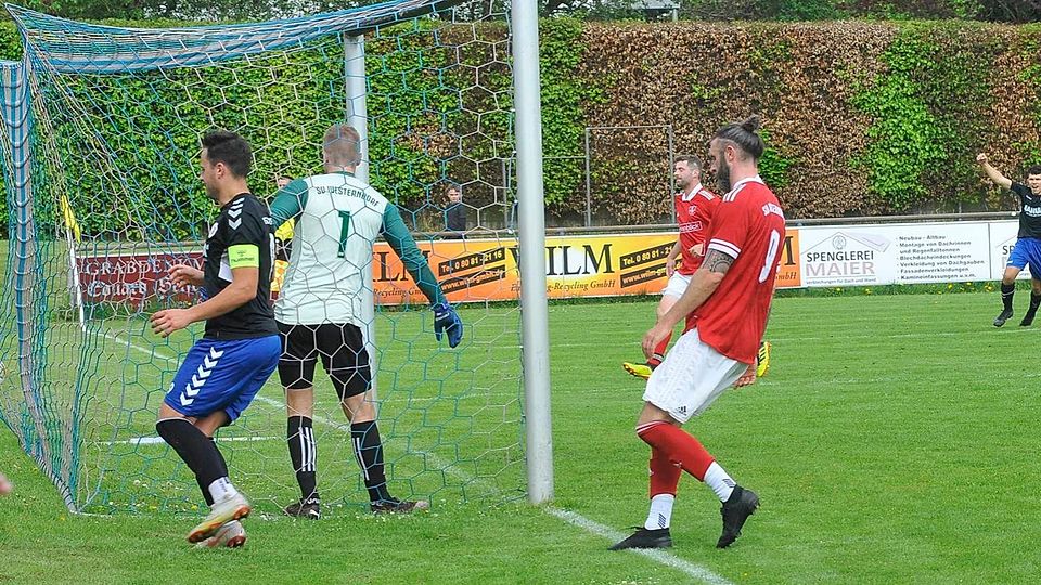Doppelpack perfekt: TSV-Stürmer Gerhard Thalmaier (l.) macht das 3:0, was auch Mathias Ladendorf (r.) freut.