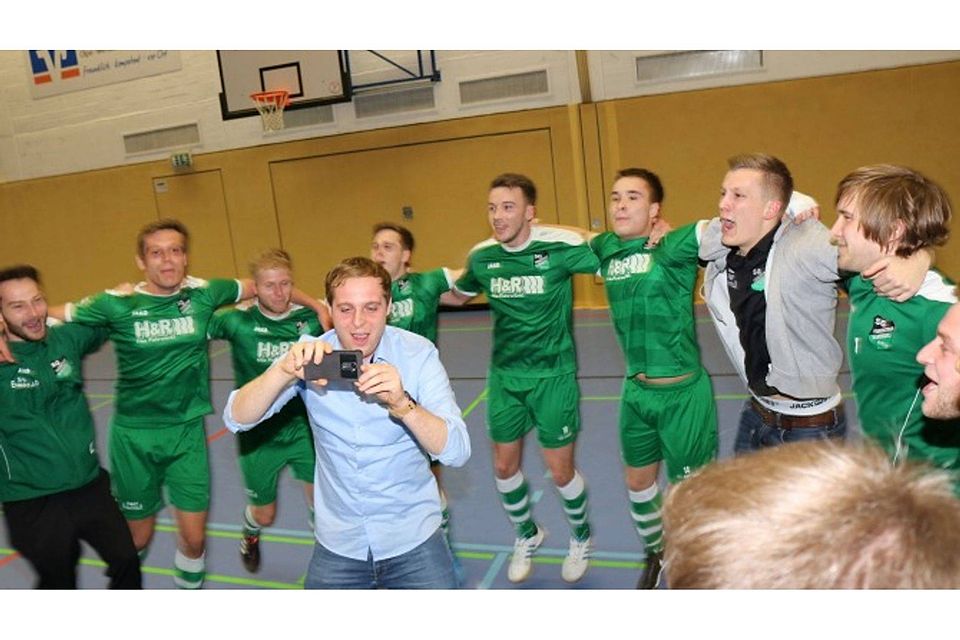 So ausgelassen tanzten die Spieler der SG Finnentrop/Bamenohl bei ihrem Masters-Triumph im vergangenen Jahr. Am komenden Wochenende strebt der Westfalenligist den dritten Sieg in Folge an. Foto: leem