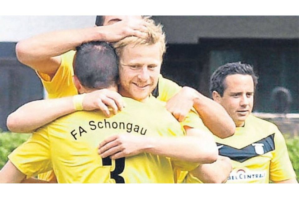 Freude bei Schongaus Fußballern: Stefan Mayr brachte die Lechstädter beim 4:1-Sieg gegen Peiting II mit einem herrlichen Drehschuss in Führung. Rechts Basti Elbert.