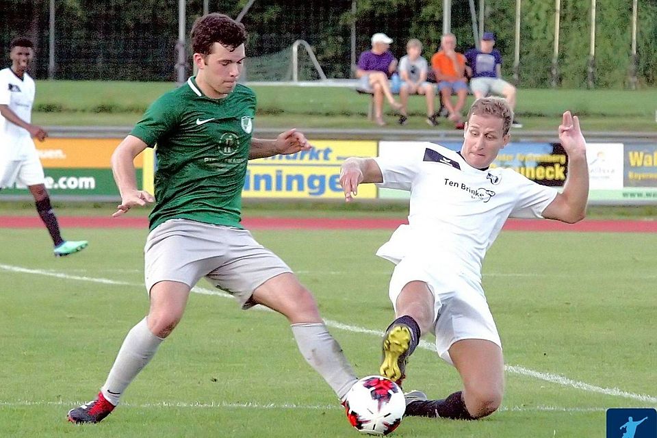 Kampf um jeden Zentimeter Rasen: Bereits im Hinspiel schenkten sich Brunnthal (Luis Fischer, l.) und Wolfratshausen (Timon Hummel, r.) nichts. Ähnliche Erwartungen hat Brunnthals Coach Schwanthaler auch an das Re-Match am Mittwoch.  