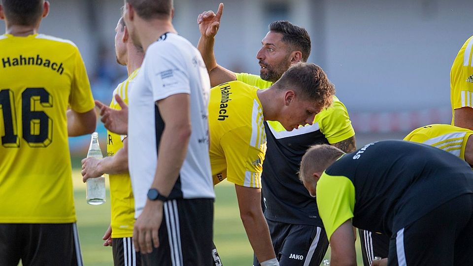 Mit erhobenem Finger: Trainer Ilker Caliskan will den SV Hahnbach zurück in die Spur bringen.