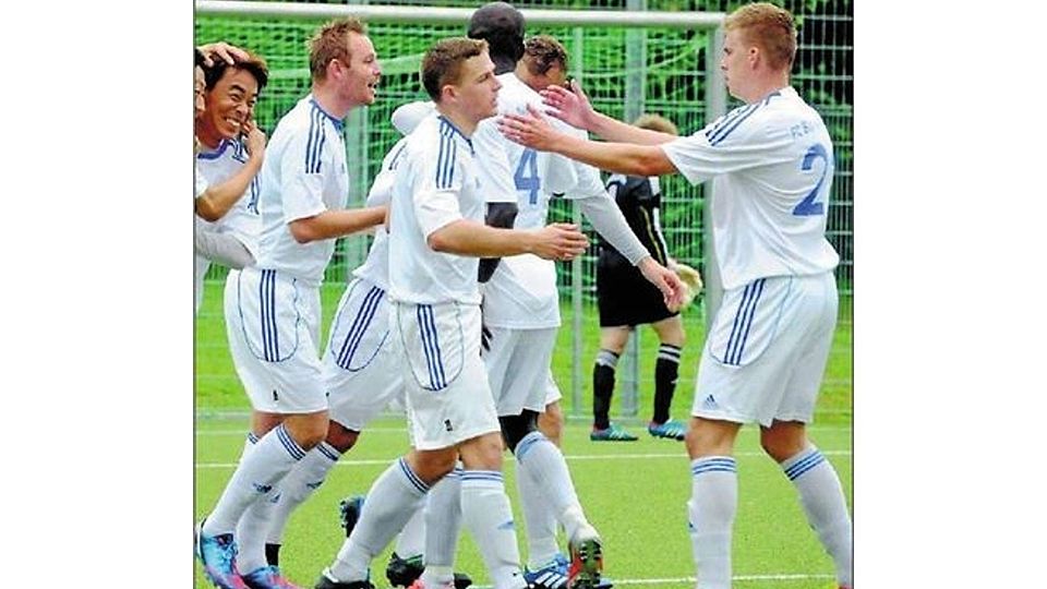 Die Friesdorfer jubeln: Mit dem 1:0-Sieg über Heiligenhaus verteidigten die Blau-Weißen die Tabellenführung. FOTO: MÜLLER