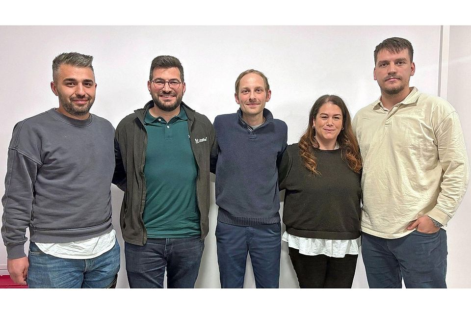 Zur neuen Führung des TSV West gehören (v.l.) Gökhan Özkan (Jugendleiter), Koral Aksalman (2. Vorstand), Christian Ebner (Präsident), Yasemin Mizrak (Schatzmeistern), und Progon Leci (2. Vorstand). Schriftführer Siegfried Wurmdobler fehlt auf dem Foto.