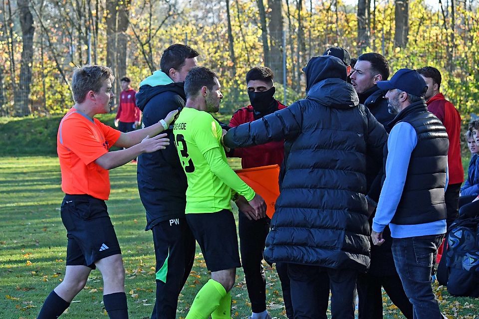 16.11.24 Ismaning Fußball / Grüne Heide Ismaning (gelbe Trikots) - sv Lohhof (schwarze Trikots)  ---Unstimmigkeiten 20. Spielminute Foto Gerald Förtsch