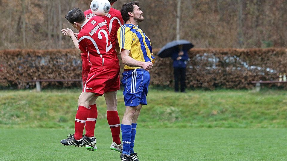 Meersburgs Mario Endress (re.) im Luftkampf mit Tobias Waibel und Johannes Weber (SG Illmensee). Foto: Karl-Heinz Bodon
