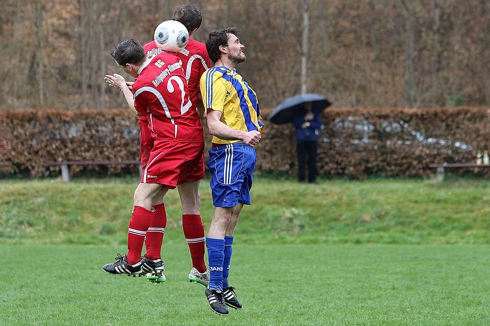 Meersburgs Mario Endress (re.) im Luftkampf mit Tobias Waibel und Johannes Weber (SG Illmensee). Foto: Karl-Heinz Bodon