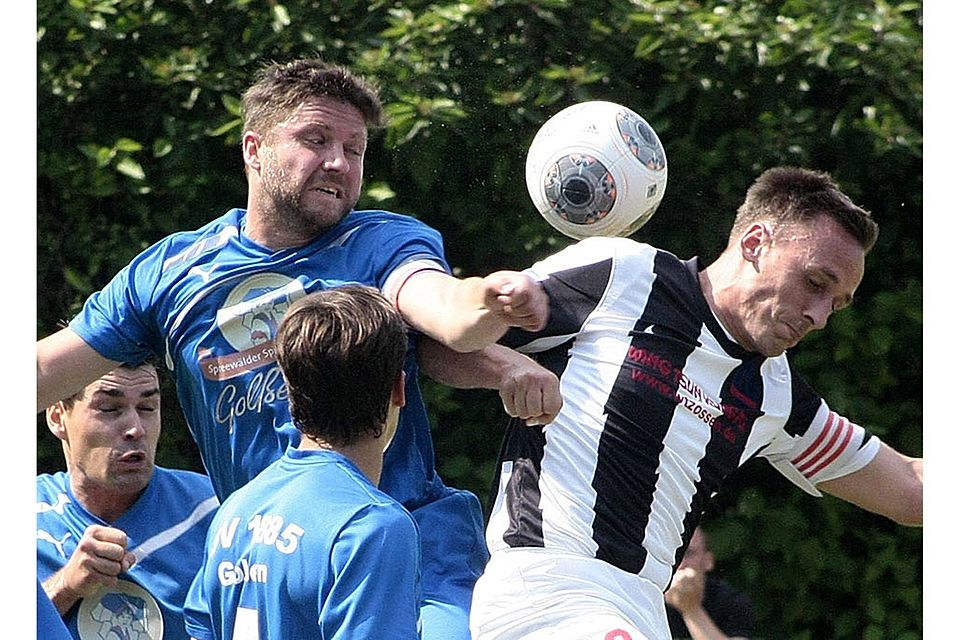 Der Golßener Ronny Leubner (M.) köpft den Ball vor seinem Gegenspieler weg. Foto: Harald Friedrich