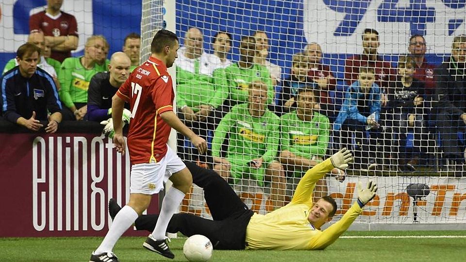 Für die Hertha-Traditionsmannschaft 2017 im Derby-Einsatz: Michael Eckhardt gegen Union-Spieler Torsten Mattuschka (links).	Foto: Imago