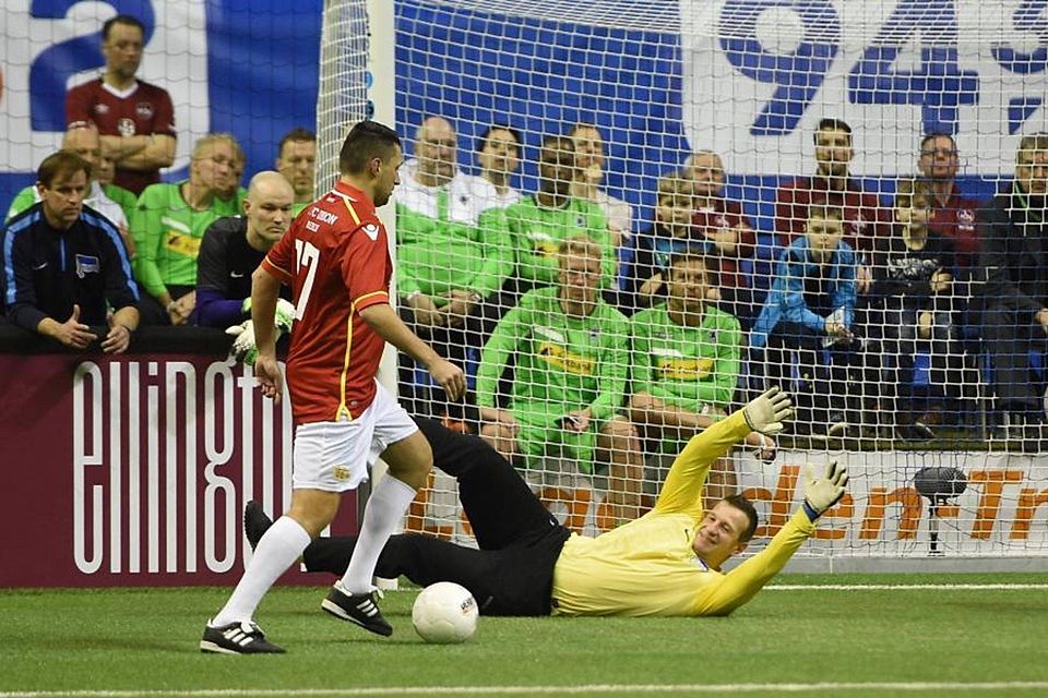 Für die Hertha-Traditionsmannschaft 2017 im Derby-Einsatz: Michael Eckhardt gegen Union-Spieler Torsten Mattuschka (links).	Foto: Imago