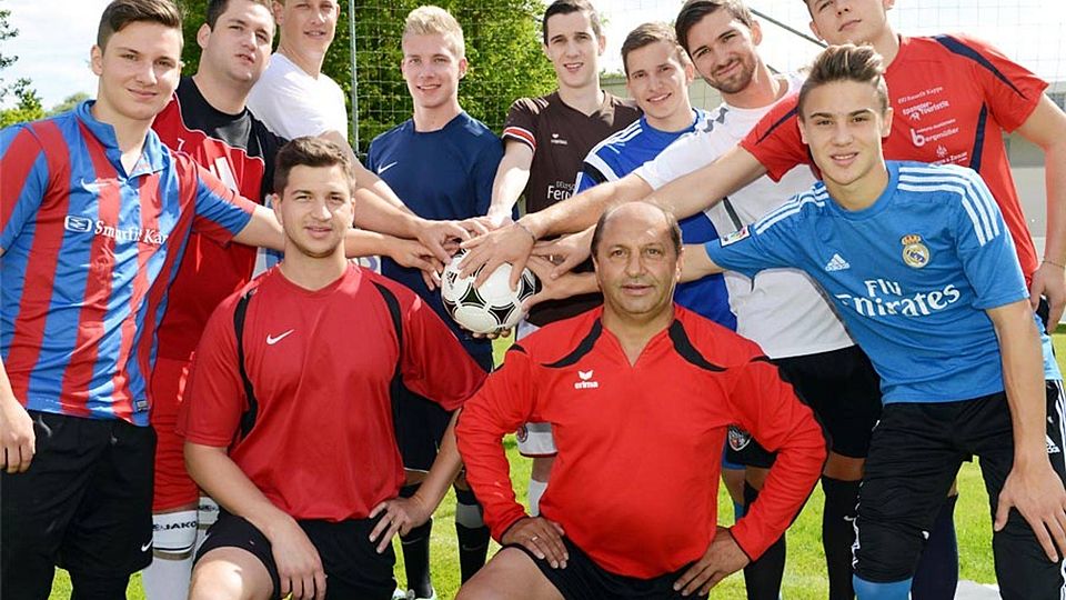 Der Coach Naz Seitle (vorne von rechts) und sein Co-Trainer Simon Seitle freuen sich über die Neuzugänge (von rechts) Pascal Steger, Nico Pitsias, Pavel Klauser, Daniel Eisenhofer, Matthias Meisinger, Florian Liepelt, Marco Weigl und Lukas Heckl.   F.: Xaver Habermeier