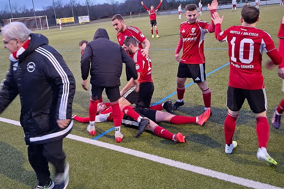 Als Marius Lempges (am Boden liegend) in der Nachspielzeit das 4:2 für Arzfeld markiert hatte, kannte der Jubel bei den Hausherren keine Grenzen. 