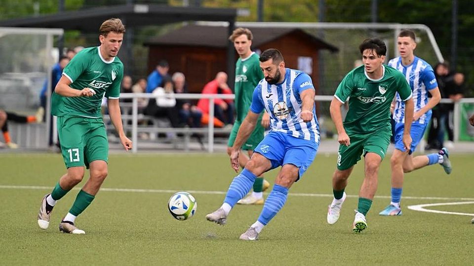 Mit Tabellenführer VfB Ginsheim kommt die offensivstärkste Mannschaft der Fußball-Gruppenliga zum SV Fürth. Allein Can Cemil Özer (am Ball im Spiel gegen den VfR Fehlheim) hat 17 Treffer erzielt und führt damit die Torschützenliste an. (Archiv) 	Foto: Uwe Krämer
