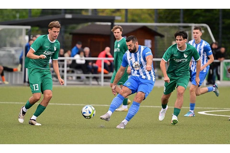 Mit Tabellenführer VfB Ginsheim kommt die offensivstärkste Mannschaft der Fußball-Gruppenliga zum SV Fürth. Allein Can Cemil Özer (am Ball im Spiel gegen den VfR Fehlheim) hat 17 Treffer erzielt und führt damit die Torschützenliste an. (Archiv) 	Foto: Uwe Krämer