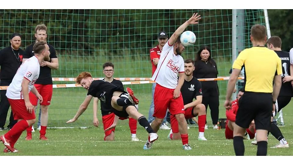 Spielentscheidende Szene: Nordkreis-Stümer Jonathan Seipp (Mitte) schießt dem Buchenauer Alexander Becker den Ball an den hochgestreckten Arm. © Jens Schmidt