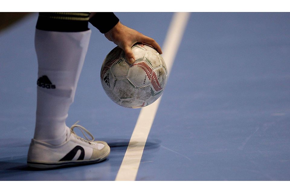 Anderer Ball, andere Regeln: Die Futsal-Variante des Hallenfußballs findet in Nordfriesland immer mehr Freunde. Foto: getty