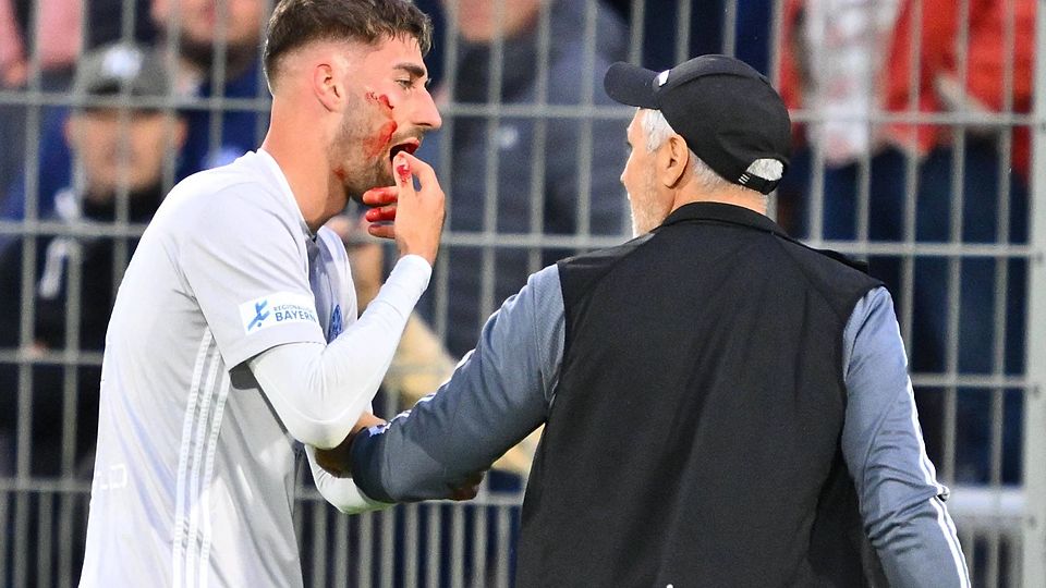 Niklas Biehrer (li.) blutet aus dem Mund. Der 25-Jährige hatte sich im Relegations-Rückspiel einen Kieferbruch zugezogen, spielte aber dennoch bis zum Ende durch.