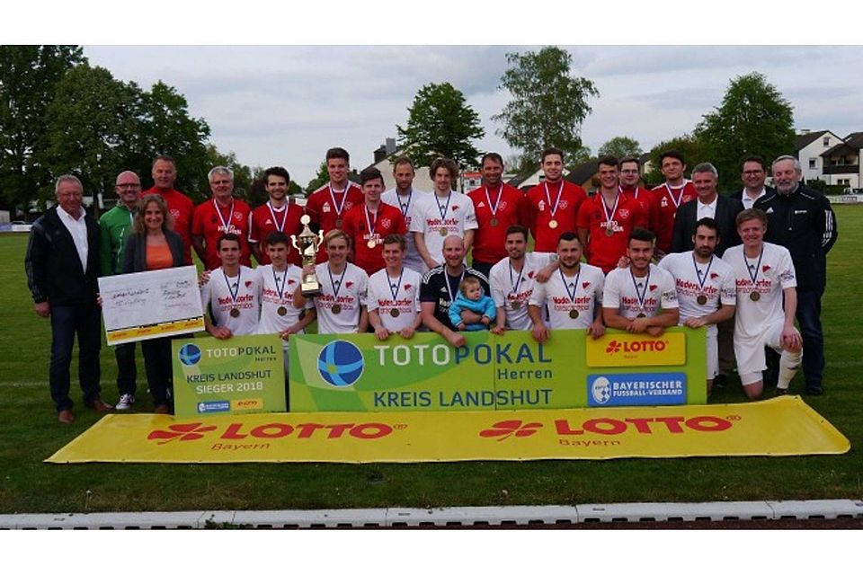 Der FC Ergolding setzte sich die Pokalkrone im Fußballkreis Landshut auf  Foto: Helmrich