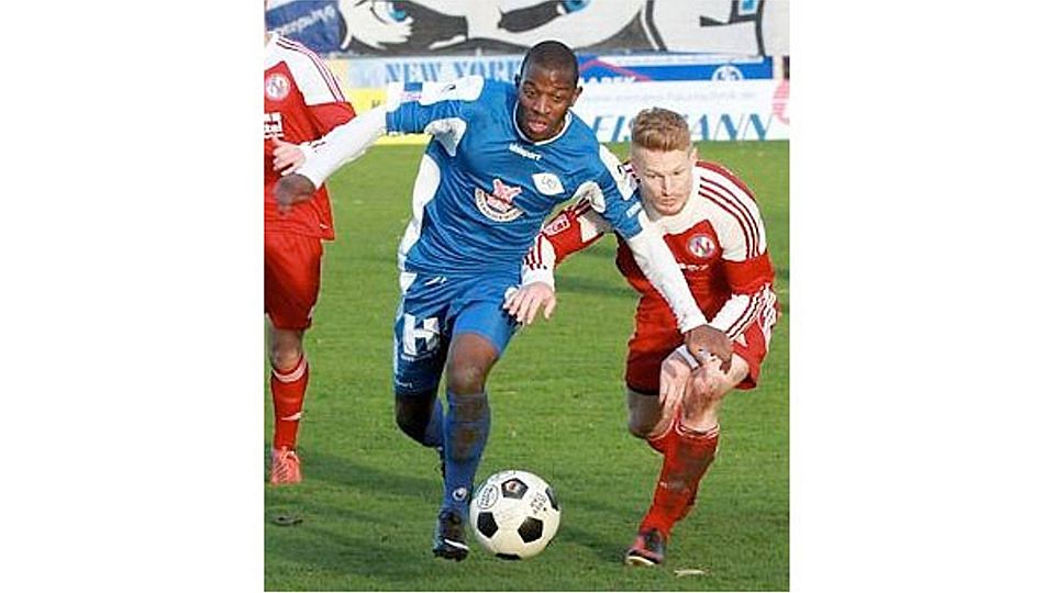 Seine Gegenspieler abschütteln will Mohamed Aidara (links) auch am Abend in Hamburg.   Bild: Piet Meyer