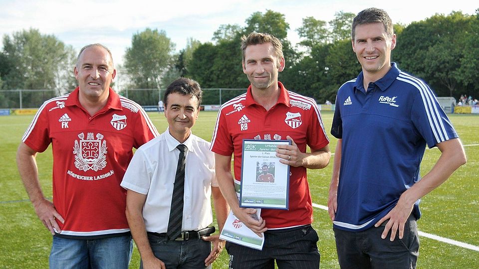 Giacomo Santalucia, Marketingleiter der AOK Rheinland-Pfalz/Saarland, überreicht die Urkunde und einen Gutschein für einen AOK-Trikotsatz