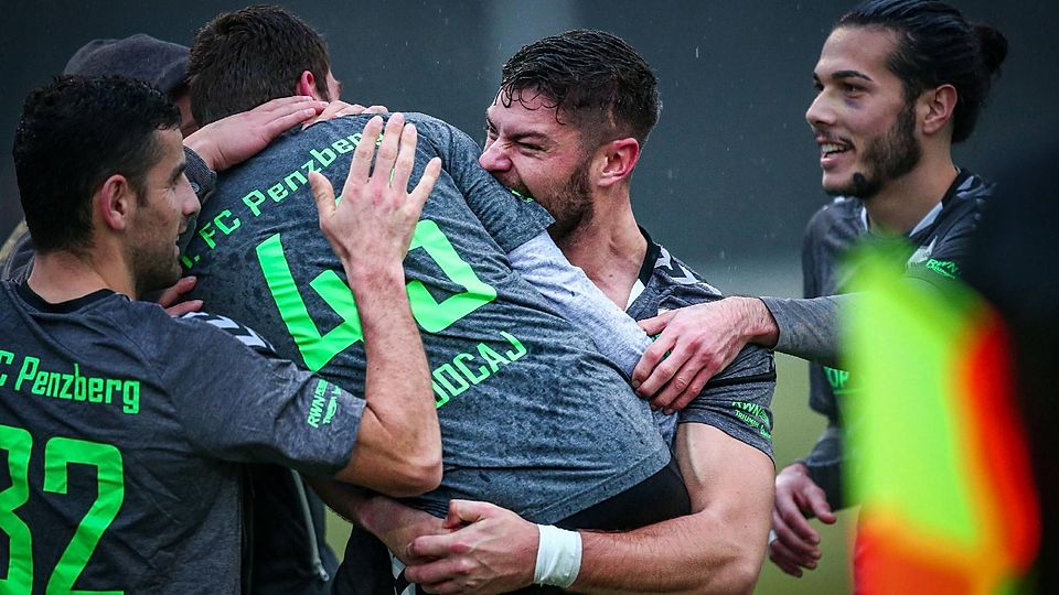 Torjubel der Spieler des FC Penzberg beim 3:0-Heimsieg gegen den SC Pöcking-Possenhofen am 13. November 2021.