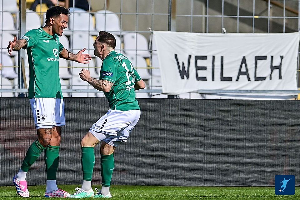Mike Dellinger (li.) und Martin Thomann feiern den Schnüdel-Treffer zum 1:0 im Grünwalder Stadion