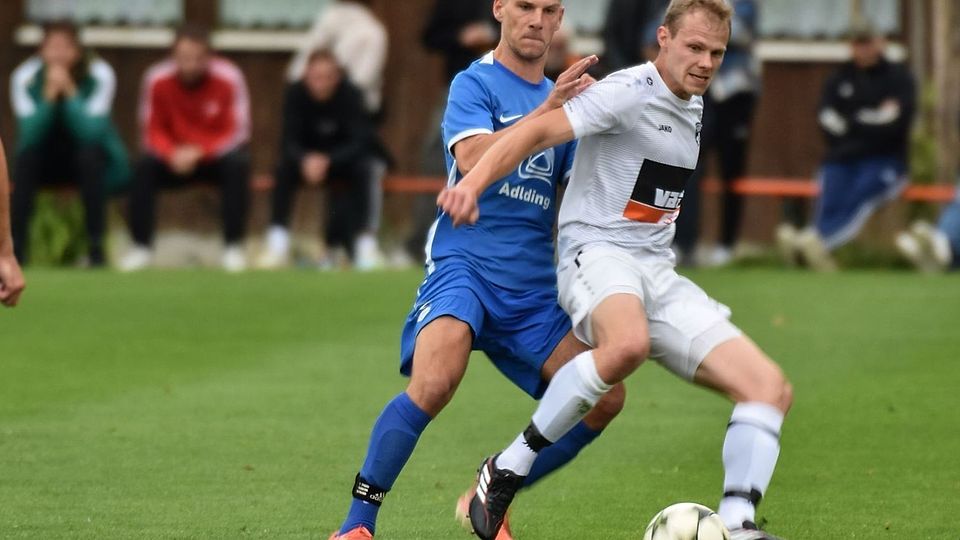 Nach einem Remis im Hinspiel siegt der SV Reichertsheim (weiß) gegen den SV Kranzberg (blau) und schafft den Sprung in die Bezirksliga.