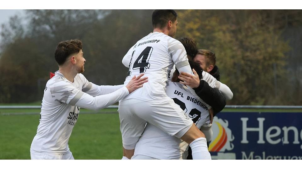 Der Jubel kennt keine Grenzen: Die Spieler des VfL Biedenkopf freuen sich über die späten Tore im Spiel gegen die SG Eschenburg. © Jens Schmidt