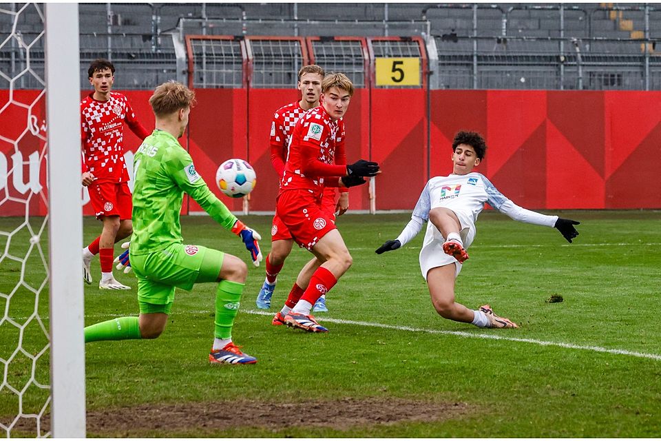 Sami Bousfia (weißes Trikot) trifft zum zwischenzeitlichen 1:0 für die U19 des TSV Schott im Stadtderby gegen Mainz 05. Am Ende können beide Teams mit einem 1:1 gut leben.