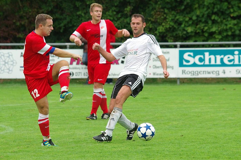 Ludwig Hartl (in weiß) peilt mit dem SV Sarching Rang zwei in der Kreisklasse an! Foto: lst