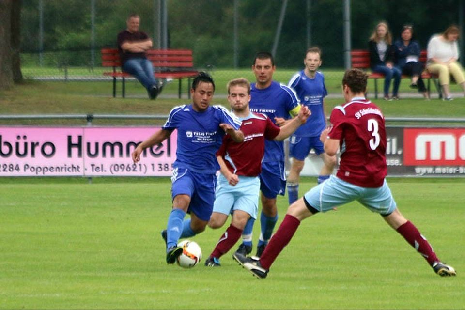Beim Derby gegen die DJK Ensdorf II steht der 1.FC Rieden II (blau) auf dem Platz F: Weigert