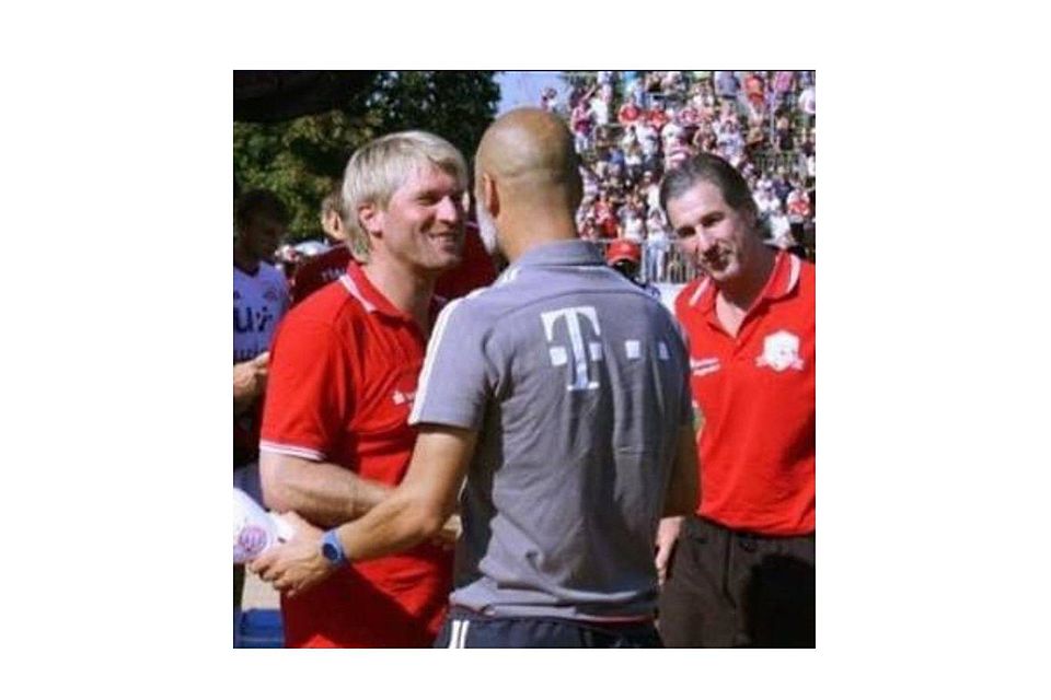 Handshake mit dem vielleicht weltbesten Trainer der Welt: Andreas Wagner mit Pep Guardiola beim "Traumspiel" 2015 in Deggendorf.
