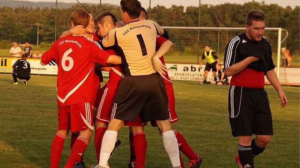 Jubel beim FSV nach dem glücklichen Ausgang des Entscheidungsspiels - mit Torhüter Markus Bauernfeind und Matthias Müller (Nr. 6) -, während Engelthals Stephan Faulhaber (rechts) enttäuscht vom Platz geht (Foto: M. Keilholz).