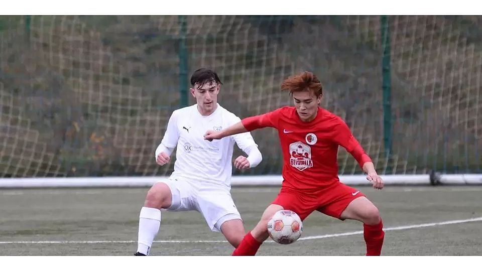Kampf um den Ball: David Moog (l.) vom FV Breidenbach nimmt es mit Yuto Hamazaki vom SV Germania Okriftel auf. © Jens Schmidt