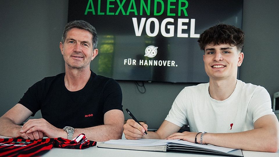 96-Sportdirektor Ralf Becker (l.) und Alexander Vogel bei der Vertragsunterzeichnung