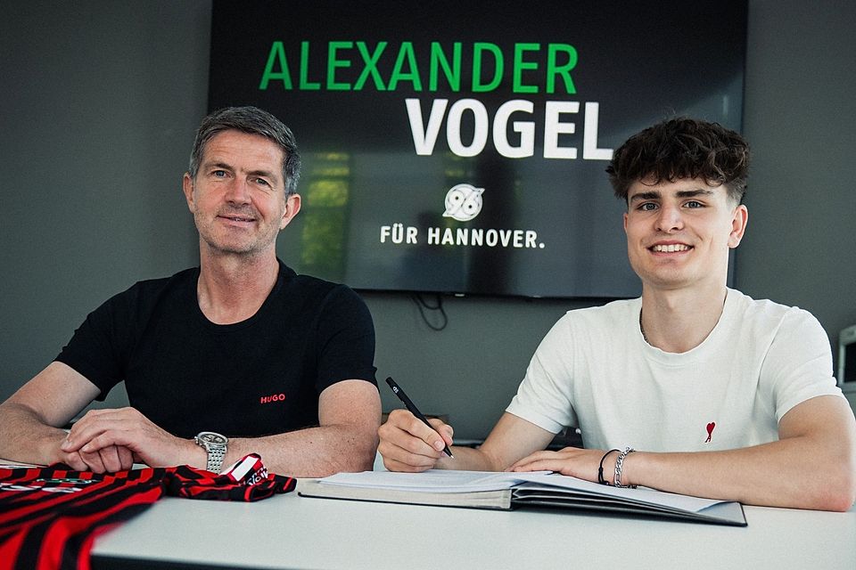 96-Sportdirektor Ralf Becker (l.) und Alexander Vogel bei der Vertragsunterzeichnung 96-Sportdirektor Ralf Becker (l.) und Alexander Vogel bei der Vertragsunterzeichnung