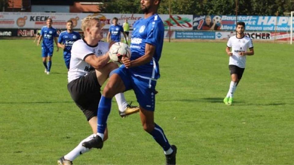 Kein Durchkommen: So wie in dieser Szene war für die Delbrücker um Zoltan Pataki (l.) und Co viel zu oft frühzeitig in der Hiltruper Defensive um Martin Lambert Schluss. F: Heinemann