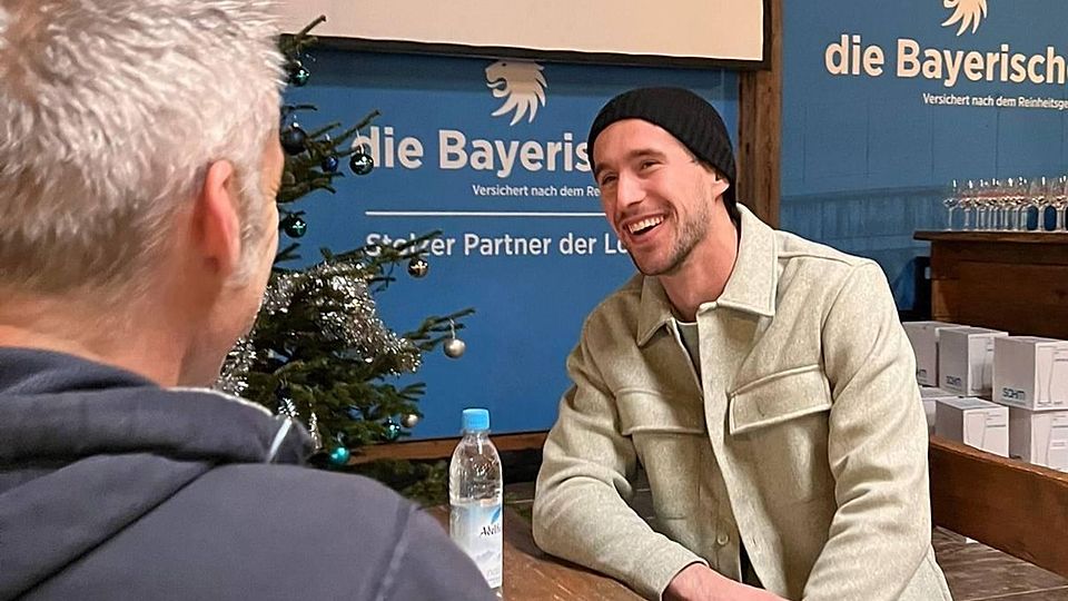 Gut drauf: Marco Hiller beim Interview mit Uli Kellner in der schon weihnachtlich geschmückten Löwen-Alm.