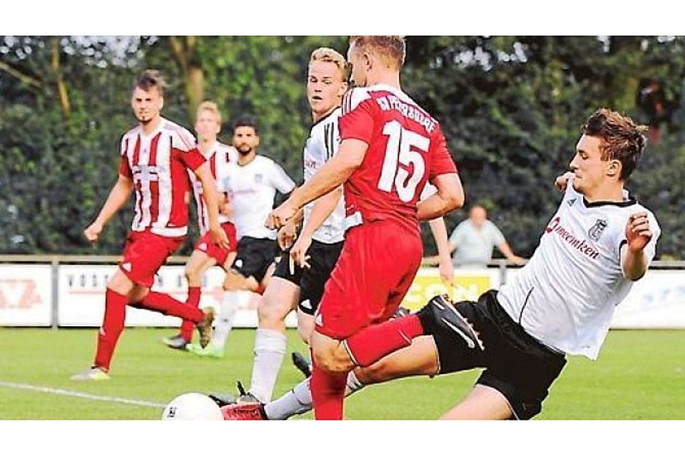 Die ersatzgeschwächten Petersdorfer (in Rot-Weiß) verloren ihr Heimspiel gegen den starken Aufsteiger  SV Gehlenberg 0:2. Olaf Klee