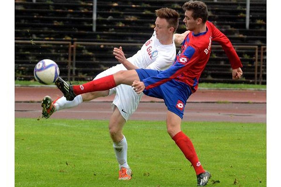 Gut organisiert und kämpferisch stark: Wie Tom Wüstenberg, der hier seinem Bochumer Gegenspieler den Ball wegspitzelt, zeigten alle Bonner eine engagierte Leistung.  Foto: Horst Müller