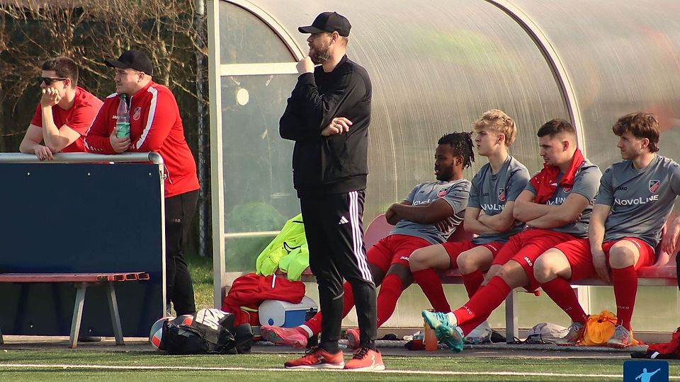 Spaßig ist anders: Auf der Hassia-Bank hinter Coach Christian Henel-El Khoury herrschten zumeist lange Gesichter. Die beiden Trainer werden nach Saisonende in Bingen aufhören.