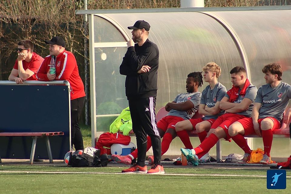 Spaßig ist anders: Auf der Hassia-Bank hinter Coach Christian Henel-El Khoury herrschten zumeist lange Gesichter. Die beiden Trainer werden nach Saisonende in Bingen aufhören.