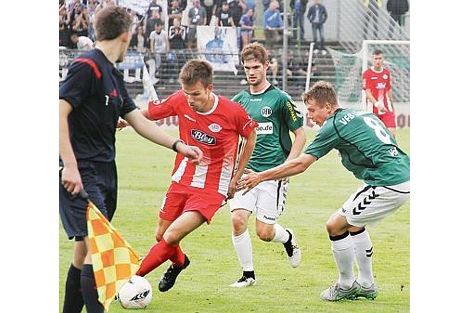 Auf den Ball fokussiert: Oldenburgs Marius Winkelmann (rotes Trikot) lässt beim 1:0-Erfolg seines VfB beim anderen VfB in Lübeck zwei Gegner stehen. Wolfgang Wittig