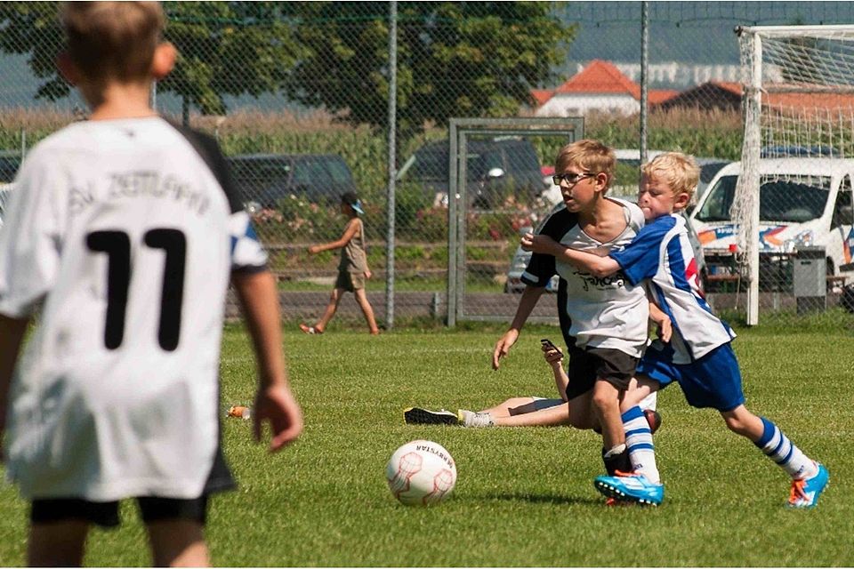 Hat seinen Gegenspieler fest im Griff: Jonas Grünauer Foto: Pöller