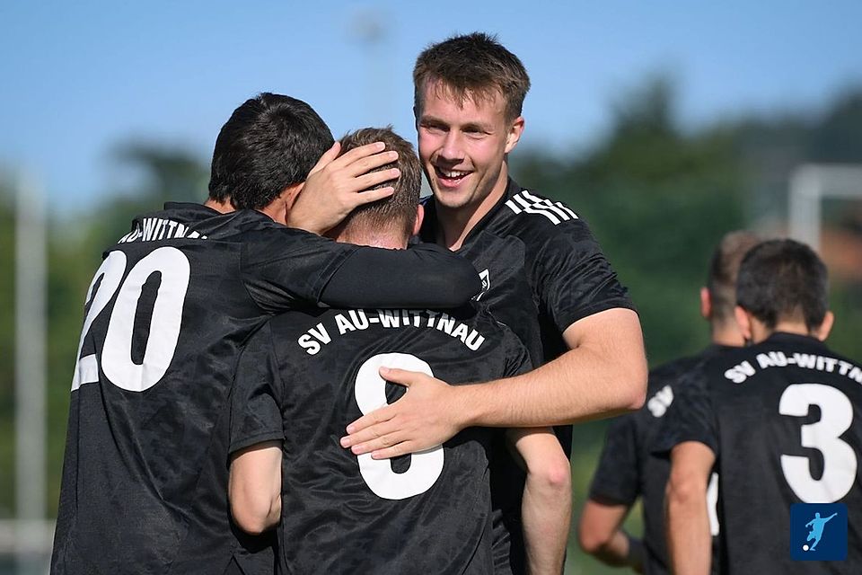 Die Mannschaft des SV Au-Wittnau hatte erneut Grund zum Jubeln: Nach zweimaligem Rückstand feierten die Hexentäler einen 3:2-Erfolg in Köndringen.