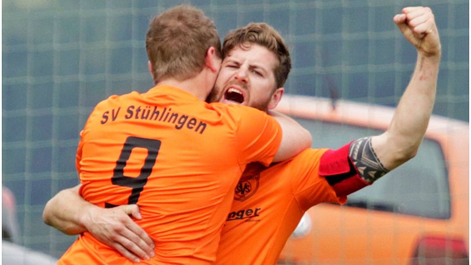 Geschafft! Der SV Stühlingen kickt wieder in der A-Klasse. Kapitän Yannick Botos bejubelt mit Ronny Lizureck seinen Treffer zum 2:0. | Foto: Benedikt Hecht