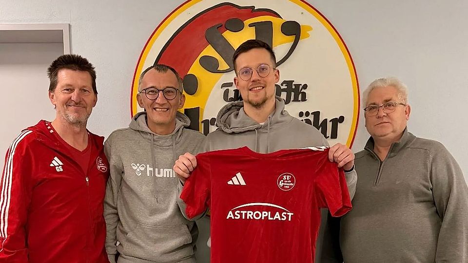 Die Verantwortlichen der SV Grafenwöhr begrüßen Rückkehrer Johannes Kopp (Zweiter von rechts): Von links Sportlicher Leiter Günther Scherl, Trainer Turan Bafra und Spartenleiter Hans Danninger.