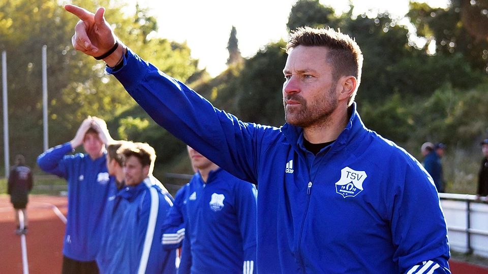 Michael Deschler gibt auch in Zukunft beim TSV Bobingen die Richtung vor. Der Trainer, der für den zurückgetretenen Marco Di Santo eingesprungen war, macht nach der Winterpause weiter.