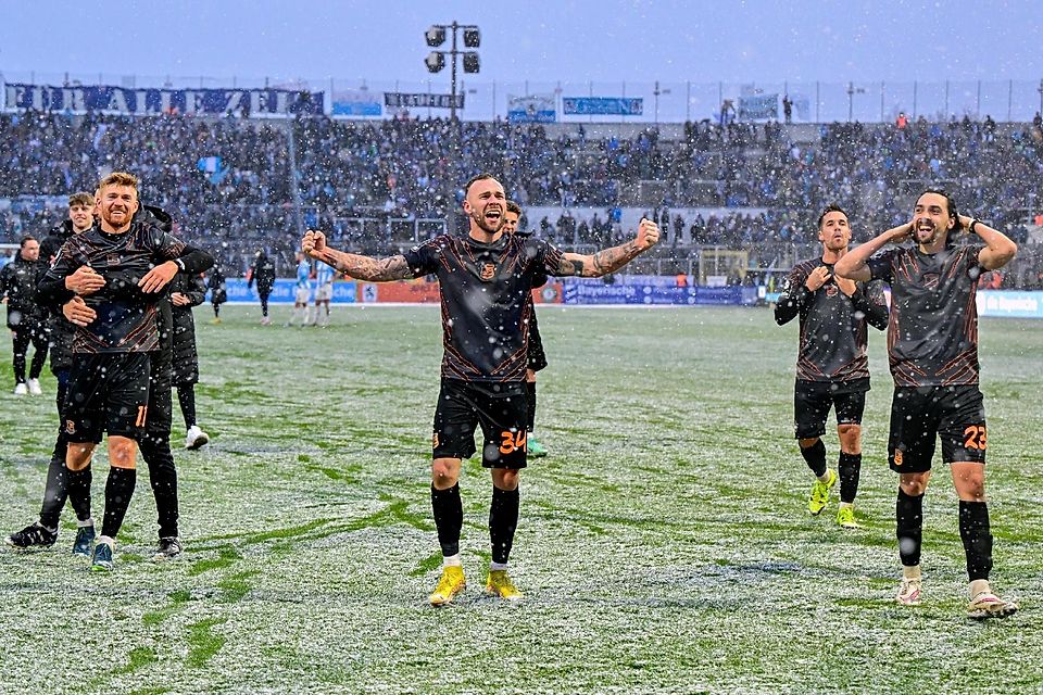 Im Schneetreiben am 25. November 2023 gewann die SpVgg Unterhaching das Punktspiel beim TSV 1860 mit 1:0. Das Tor schoss Mathias Fetsch (l.) Er hat Haching mittlerweile ebenso verlassen wie Patrick Hobsch (M.), der jetzt für die Löwen stürmt.